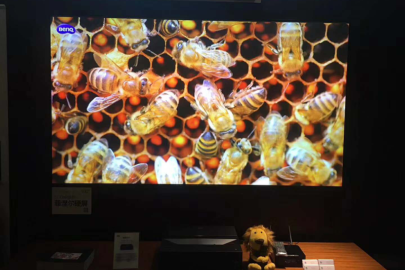 ？现在激光电视已经受到很多普通家庭的喜欢，而在激光电视系统中，作为激光电视系统中“重要”硬件之一的抗光